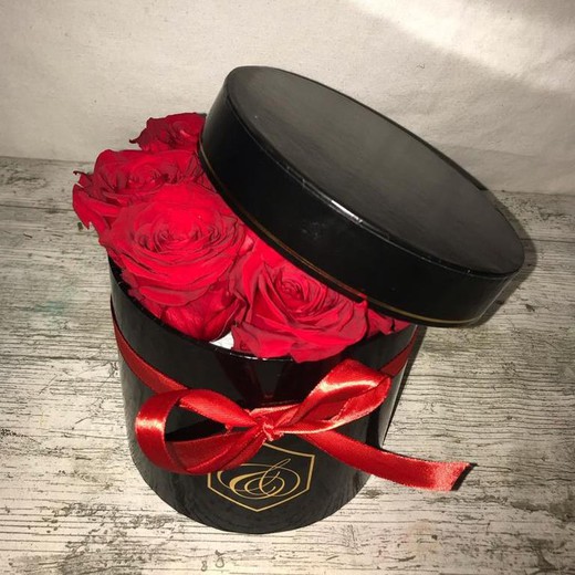 Caixa preta rosas vermelhas