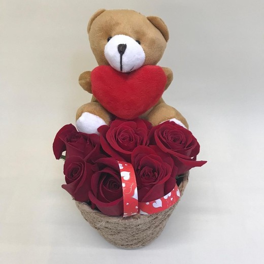 Panier en osier pour la Saint-Valentin avec roses et ours en peluche