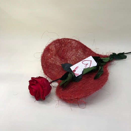 Cœur en sisal avec rose de la Saint-Valentin préservée