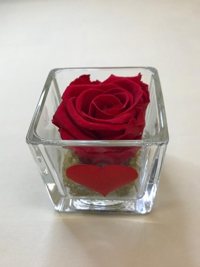 Vase en verre avec rose préservée pour la Saint-Valentin