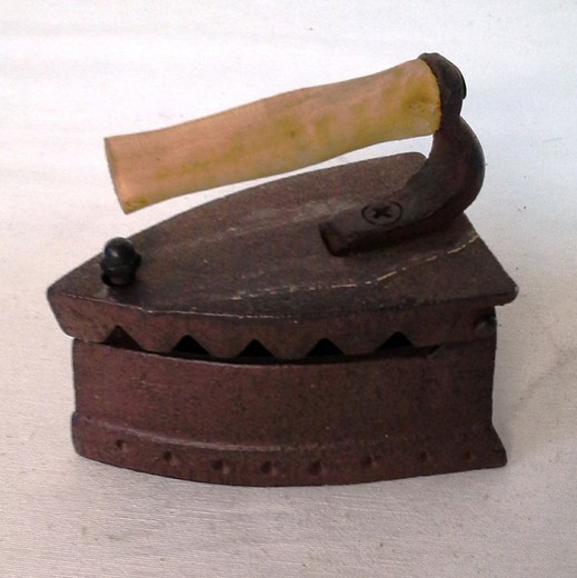 Miniaturas de chapas de ferro e madeira