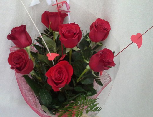 Buquê 7 rosas vermelhas namorados