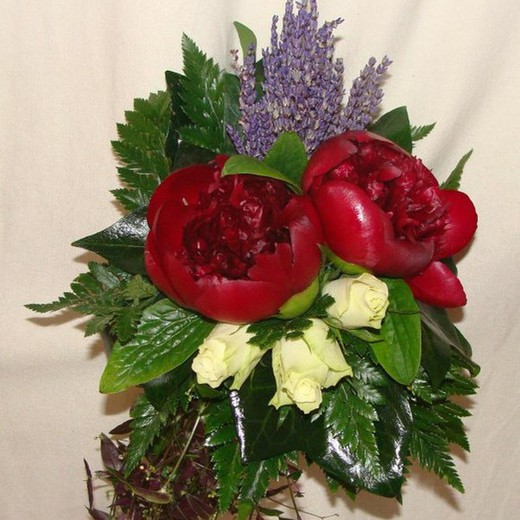 Bouquet de noiva com lavanda e peônia vermelha