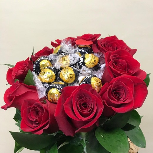 Bouquet de roses et de chocolats pour la Saint-Valentin