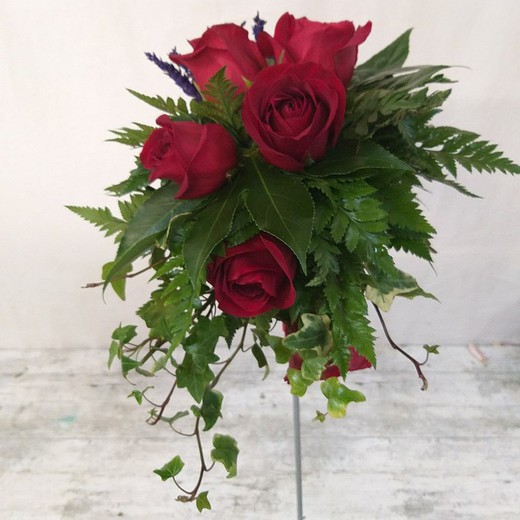 Bouquet de mariée en forme de larme rouge