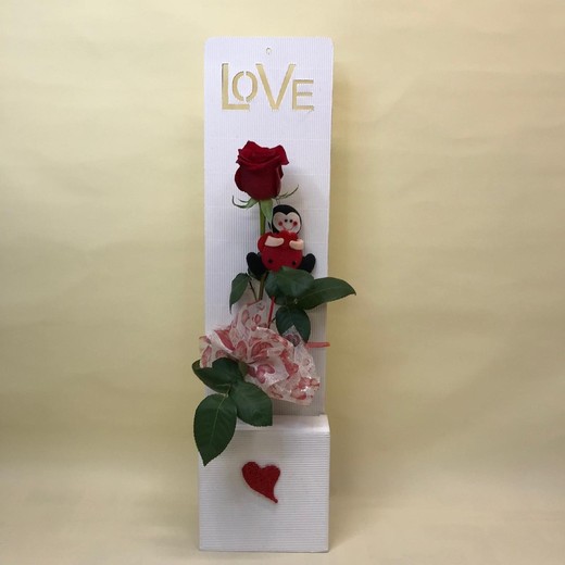 Rosa Natural en Caja Love con Mariquita para San Valentín