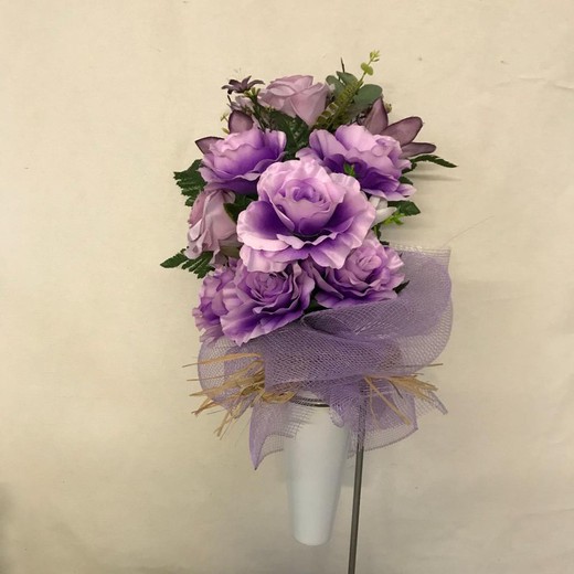 Vase funéraire avec roses lilas