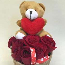 Cesta de Mimbre con Rosas y Osito de Peluche San Valentín