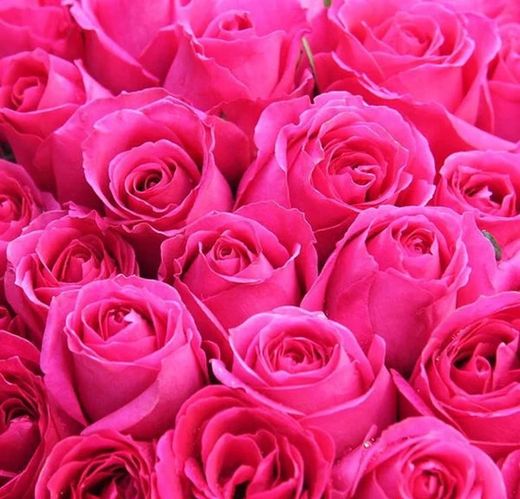 Cesta de Mimbre con Rosas y Osito de Peluche San Valentín
