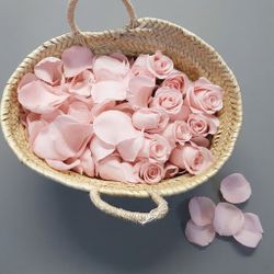 Cesta de pétalas de rosa natural