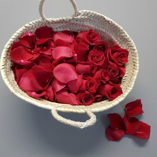 Panier de pétales de roses naturelles