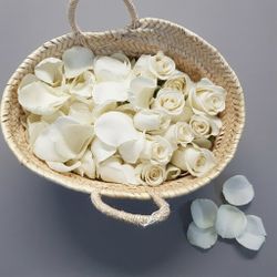 Cesta de pétalas de rosa natural