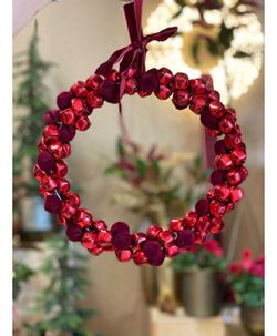 Corona Cascabeles Rojos Con Cinta De Terciopelo Diámetro 29 X H4Cm. (2U.)