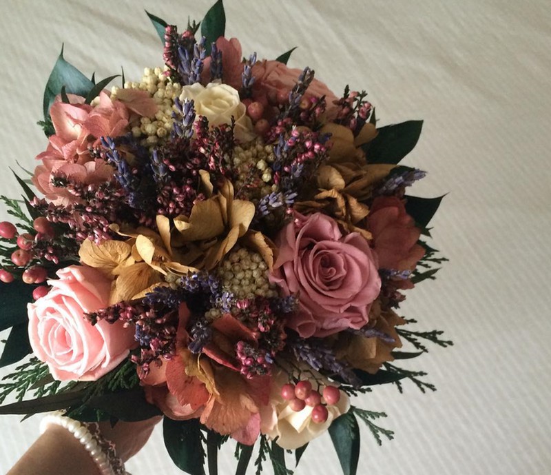 Ramo de novia con flores preservadas y con flores secas silvestre. Ramos de  novia campestres y con flores muy silvestre. Muy actual y moderno