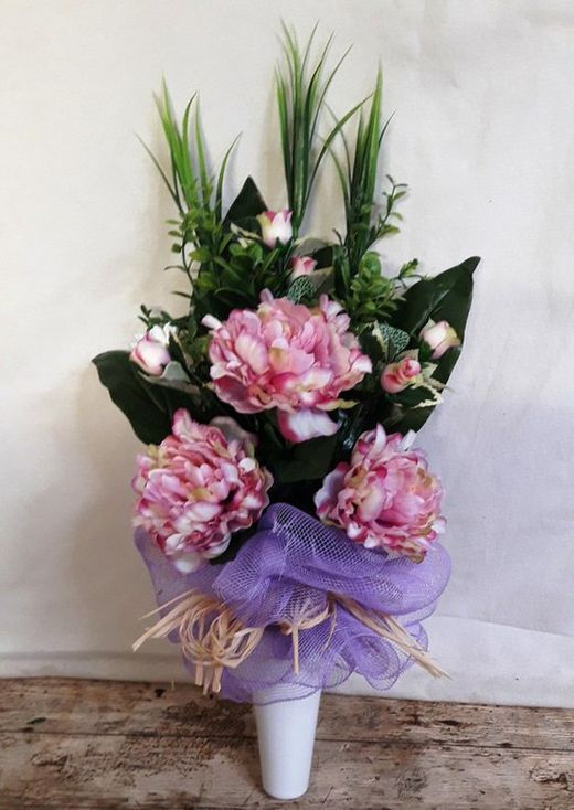 Vase funéraire avec pivoines et roses artificielles