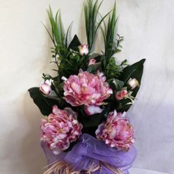 Vase funéraire avec pivoines et roses artificielles